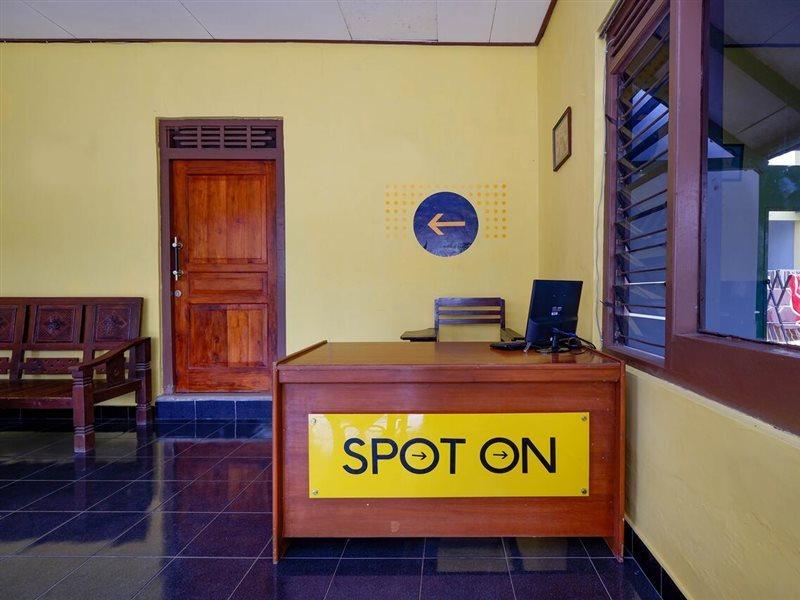 Отель Spot On 2821 Griya Kawula Syariah Surakarta  Экстерьер фото