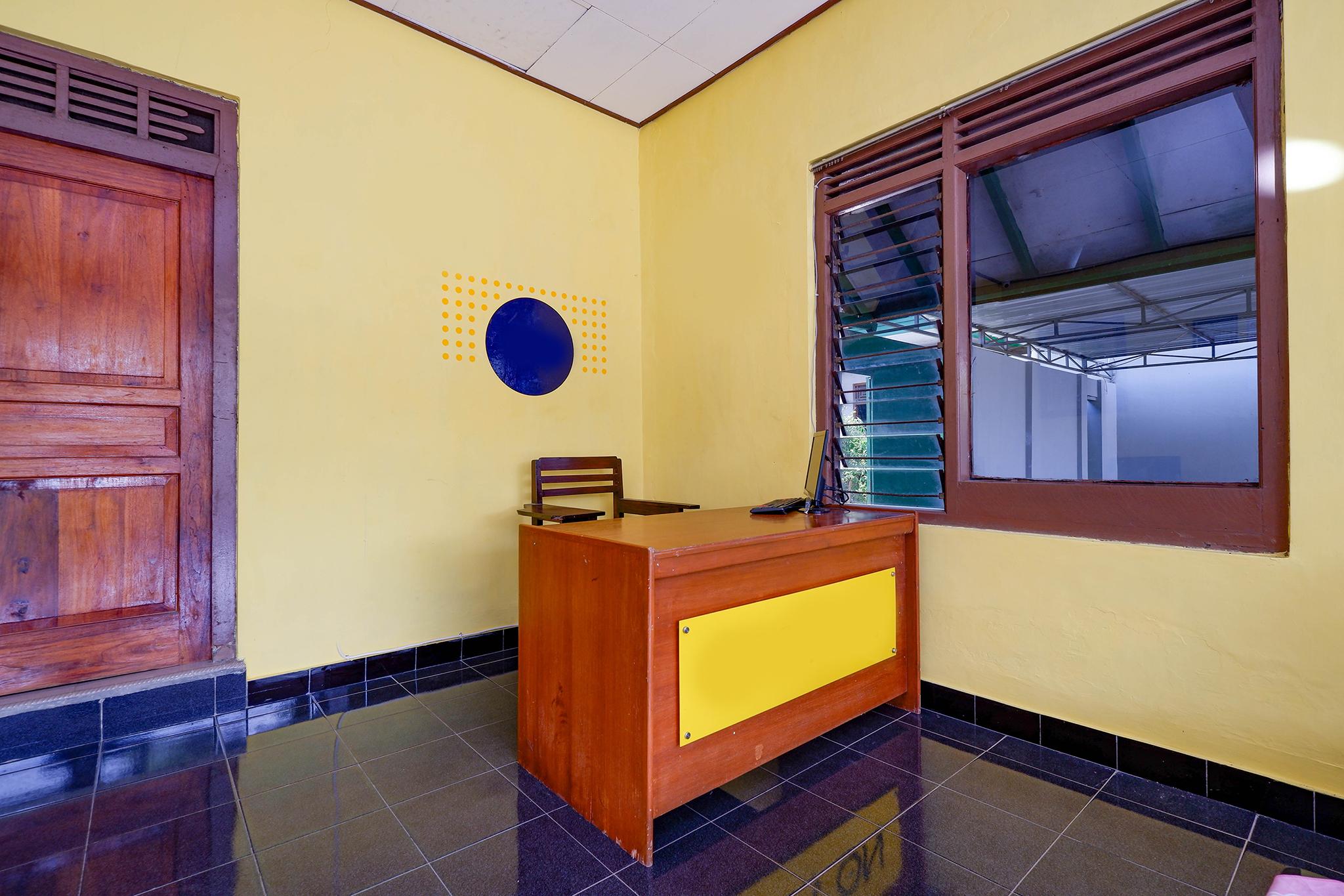 Отель Spot On 2821 Griya Kawula Syariah Surakarta  Экстерьер фото
