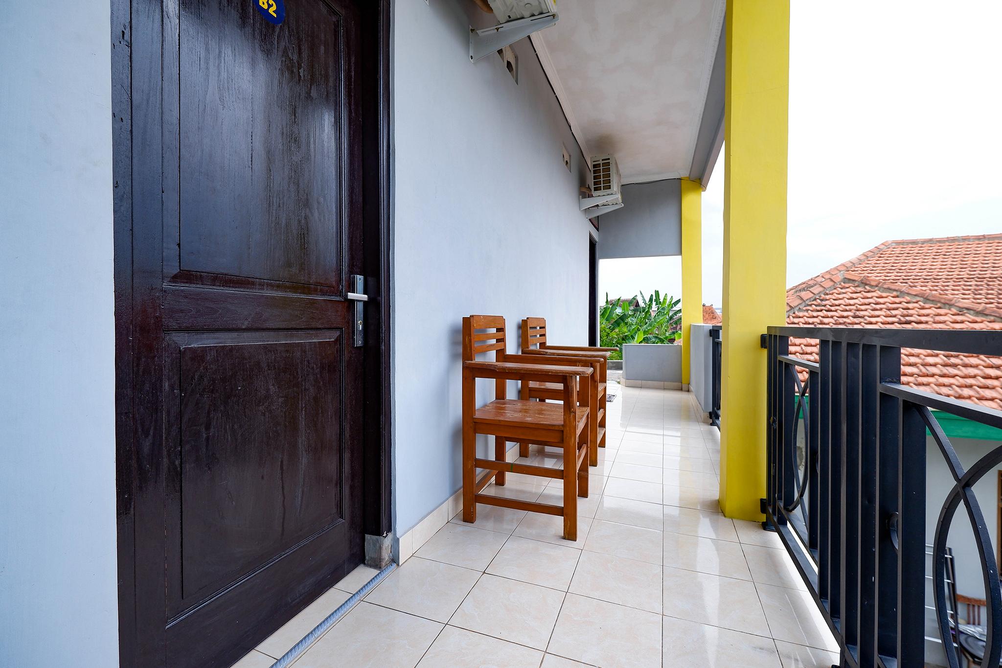 Отель Spot On 2821 Griya Kawula Syariah Surakarta  Экстерьер фото