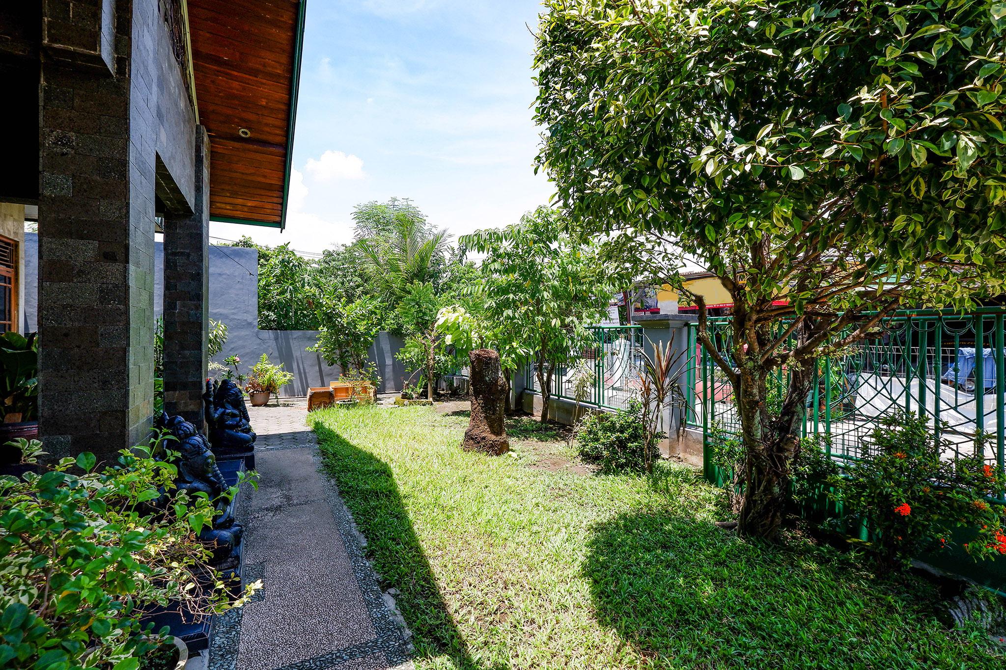 Отель Spot On 2821 Griya Kawula Syariah Surakarta  Экстерьер фото