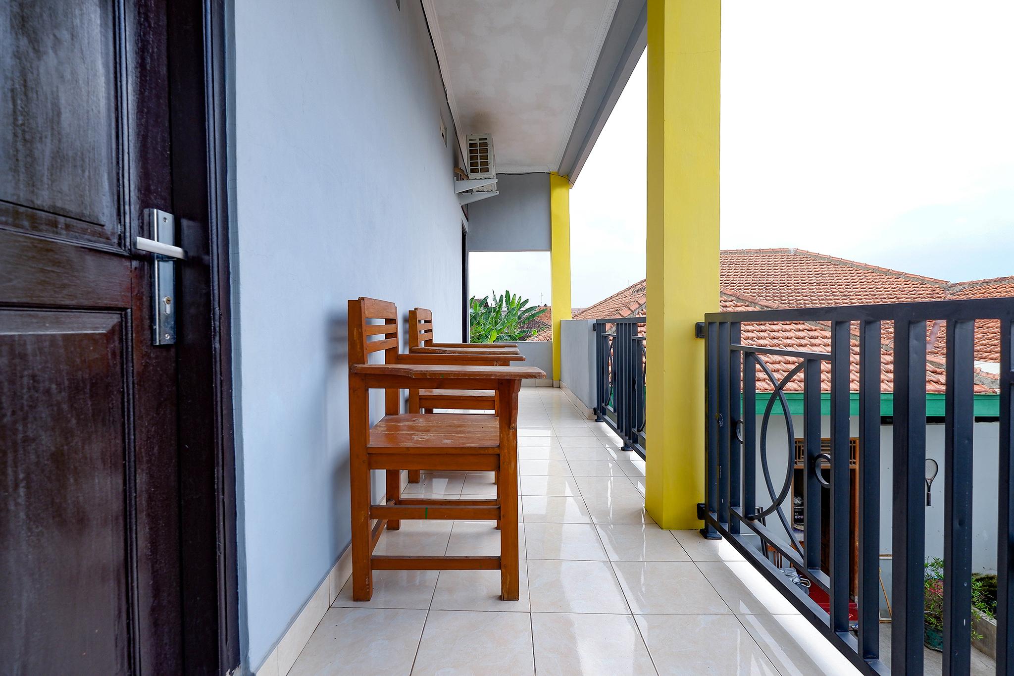 Отель Spot On 2821 Griya Kawula Syariah Surakarta  Экстерьер фото