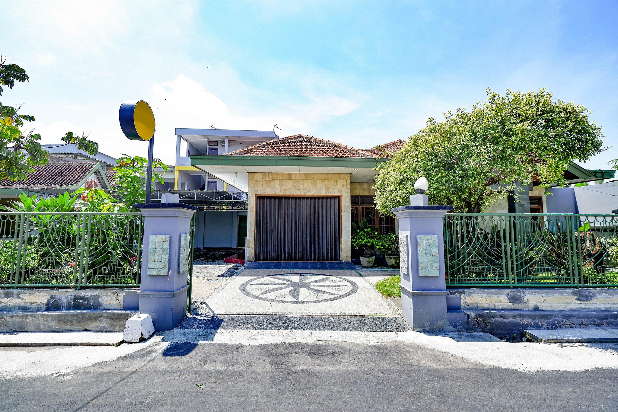 Отель Spot On 2821 Griya Kawula Syariah Surakarta  Экстерьер фото