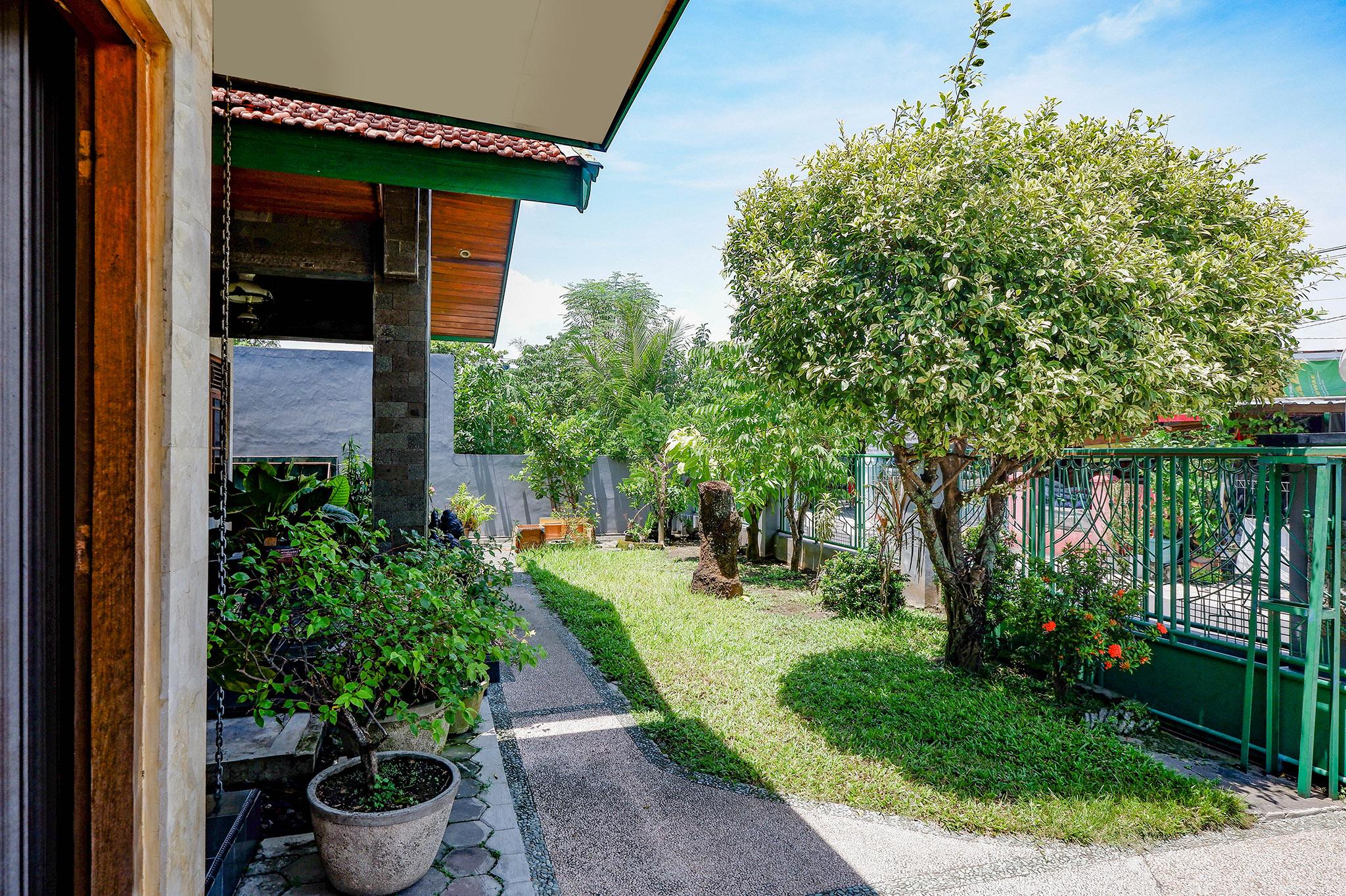 Отель Spot On 2821 Griya Kawula Syariah Surakarta  Экстерьер фото
