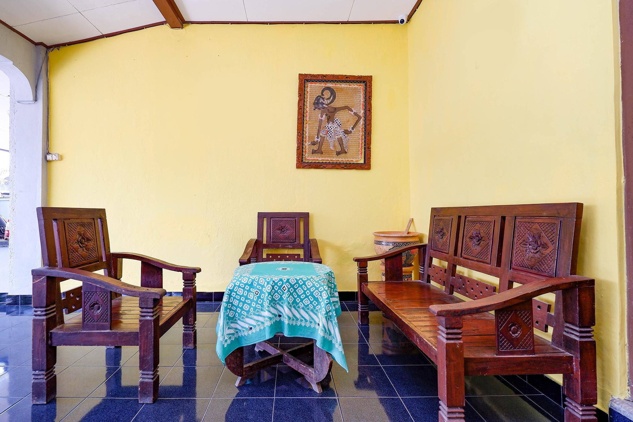 Отель Spot On 2821 Griya Kawula Syariah Surakarta  Экстерьер фото