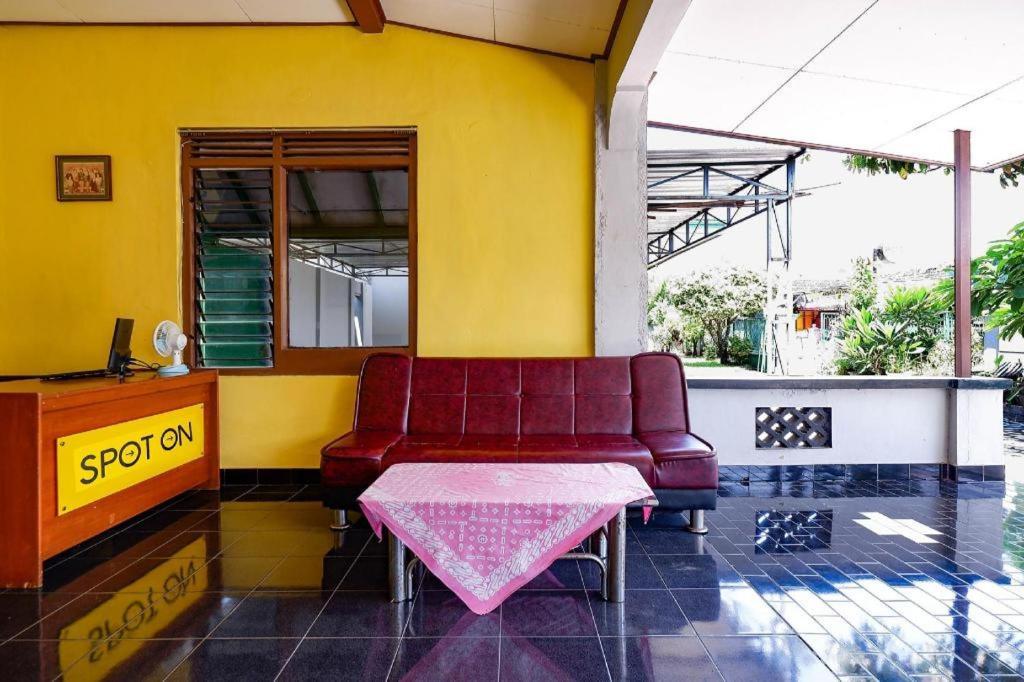 Отель Spot On 2821 Griya Kawula Syariah Surakarta  Экстерьер фото